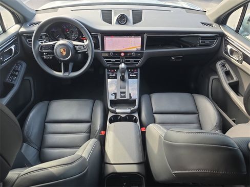 Used 2025 Porsche Macan image 20