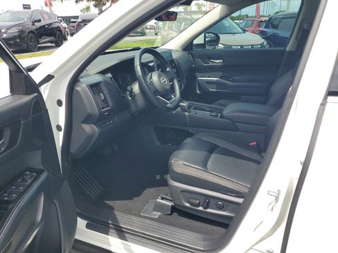 Certified 2023 Nissan Pathfinder SL w/ Black Appearance Package AWD/4WD image 13