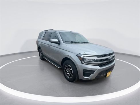 Used 2023 Ford Expedition XLT image 2