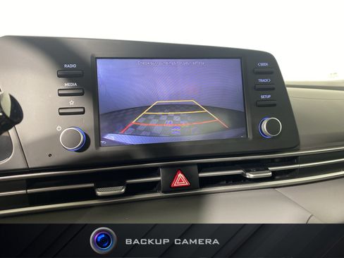 Used 2021 Hyundai Elantra SE FWD image 4