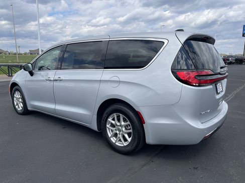 Used 2024 Chrysler Pacifica Touring-L FWD image 3