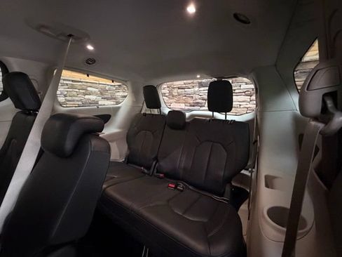 Used 2018 Chrysler Pacifica Touring-L FWD image 36