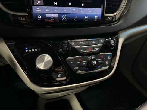 Used 2024 Chrysler Pacifica Touring-L image 21