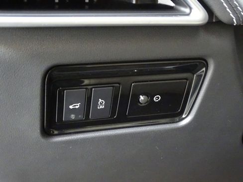 Used 2019 Jaguar F-PACE R-Sport image 21