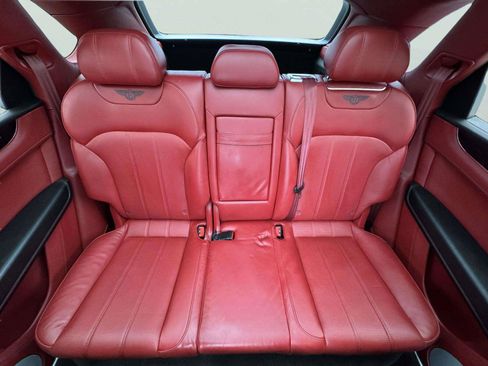 Used 2018 Bentley Bentayga AWD/4WD image 48