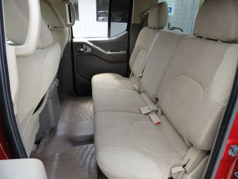 Used 2010 Nissan Frontier SE RWD image 8