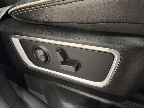 Used 2023 RAM 1500 Laramie AWD/4WD image 9