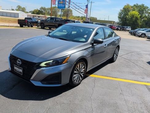 Used 2024 Nissan Altima 2.5 SV FWD image 3