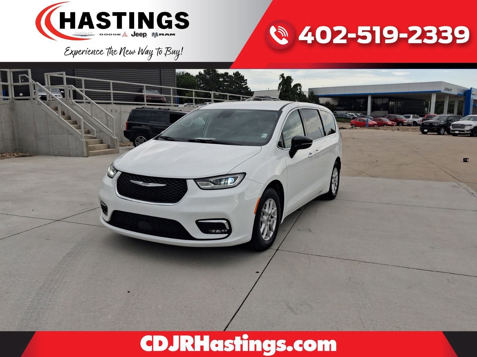 Used 2024 Chrysler Pacifica Touring-L FWD image 1