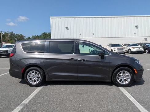 Used 2023 Chrysler Pacifica Touring-L FWD image 3
