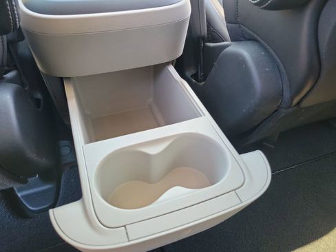 Used 2024 Chrysler Pacifica Touring-L image 10