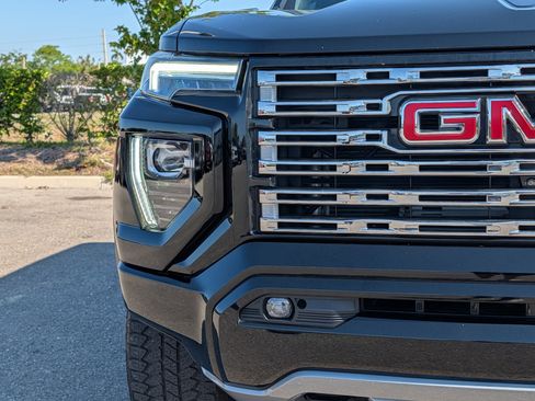 Used 2024 GMC Canyon Denali image 9