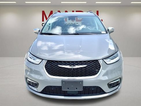 Used 2022 Chrysler Pacifica Limited FWD image 2
