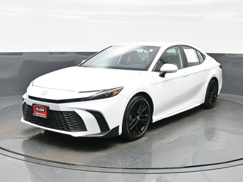 Used 2025 Toyota Camry SE image 2