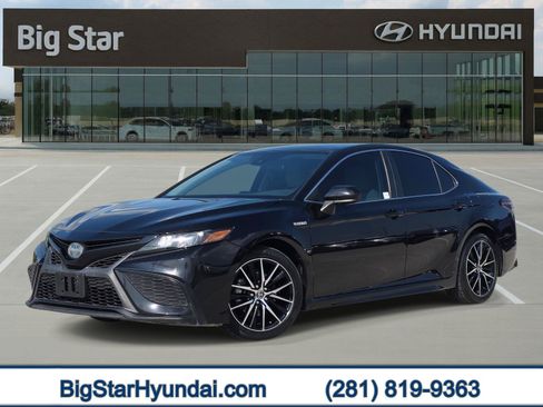 Used 2021 Toyota Camry SE FWD image 1