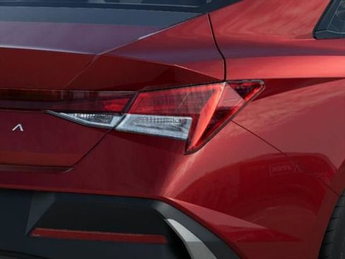 Used 2025 Hyundai Elantra SEL image 12