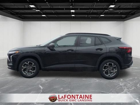Used 2025 Chevrolet Trax LT FWD image 5