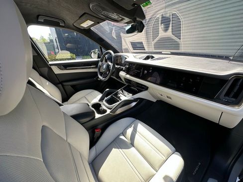 Certified 2025 Porsche Cayenne Turbo AWD/4WD image 40