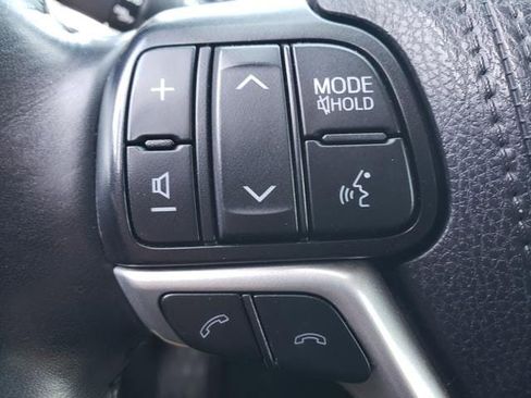 Used 2019 Toyota Highlander AWD V6 image 23