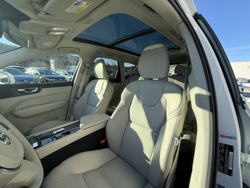 Used 2022 Volvo XC60 B5 Momentum w/ Climate Package image 11