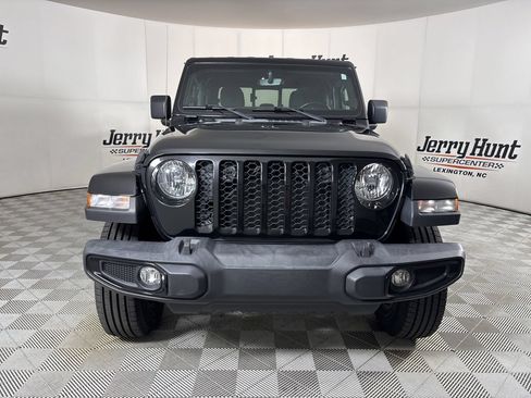 Used 2022 Jeep Gladiator Sport AWD/4WD image 2