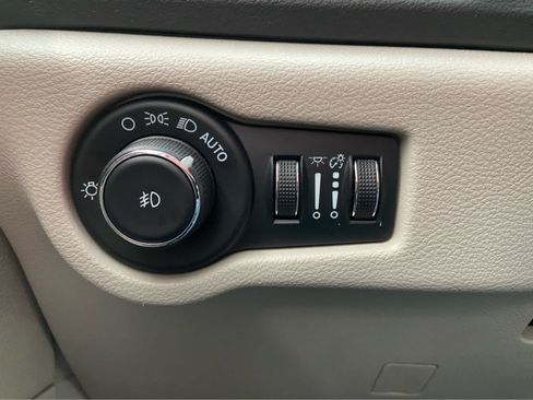 Used 2024 Chrysler Pacifica Touring-L FWD image 38