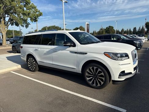 Used 2022 Lincoln Navigator L Reserve AWD/4WD image 2