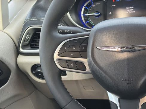Used 2024 Chrysler Pacifica Select image 13