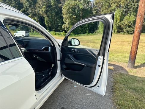 Used 2023 BMW X7 xDrive40i w/ Premium Package image 32