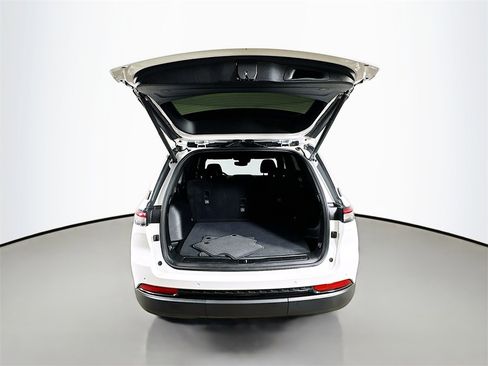 Used 2023 Jeep Grand Cherokee Altitude image 33