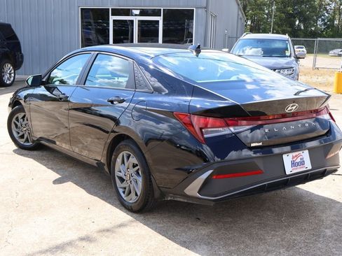 Used 2024 Hyundai Elantra SEL image 2