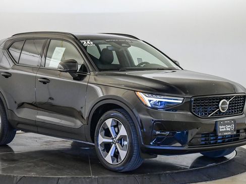 Used 2026 Volvo XC40 B5 Plus AWD/4WD image 5