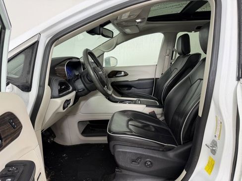Used 2022 Chrysler Pacifica Limited w/ Uconnect Theater Family Group image 2