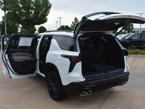 New 2026 Chevrolet Traverse LT w/ Midnight/Sport Edition FWD image 17