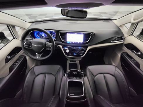 Used 2024 Chrysler Pacifica Touring-L FWD image 2