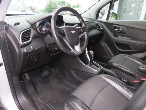 Used 2020 Chevrolet Trax LT w/ LT Convenience Package AWD/4WD image 11