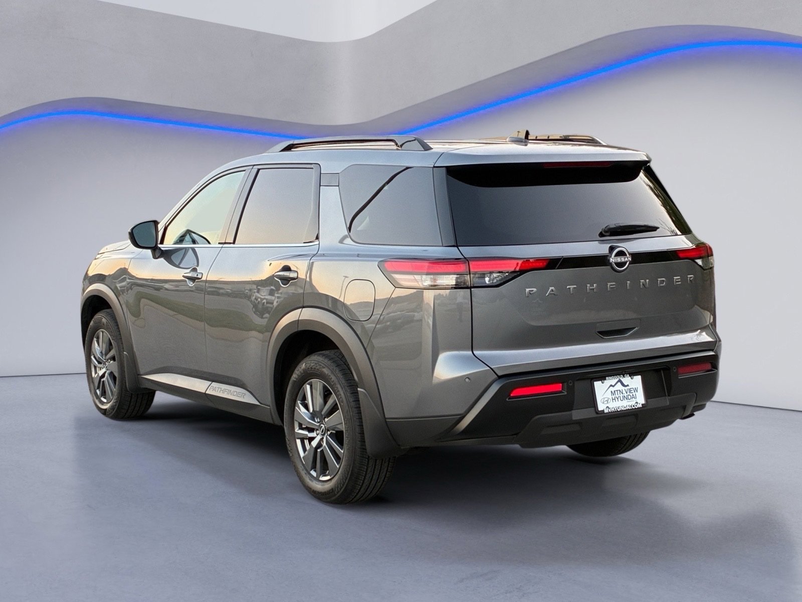 Used 2026 Nissan Pathfinder SV FWD image 3
