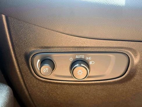 Used 2018 Chevrolet Equinox LT FWD image 23