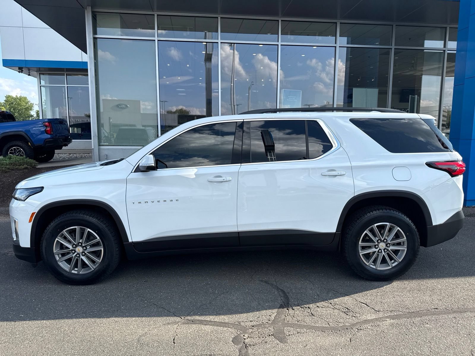 Used 2023 Chevrolet Traverse LT AWD/4WD image 9