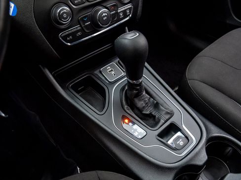 Used 2019 Jeep Cherokee Latitude w/ Cold Weather Group image 11