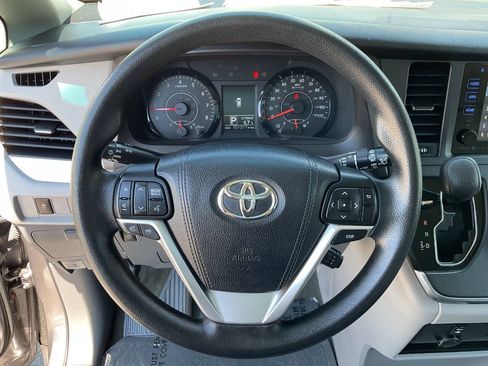Used 2017 Toyota Sienna LE AWD/4WD image 17