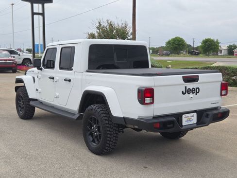Used 2025 Jeep Gladiator Sport image 5