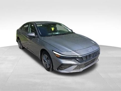 Used 2025 Hyundai Elantra SE FWD image 3