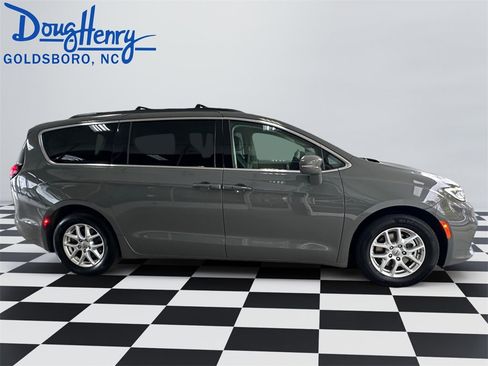 Used 2022 Chrysler Pacifica Touring-L image 6