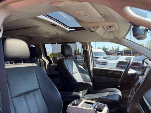 Used 2015 Chrysler Town & Country Touring-L w/ Driver Convenience Group FWD image 11