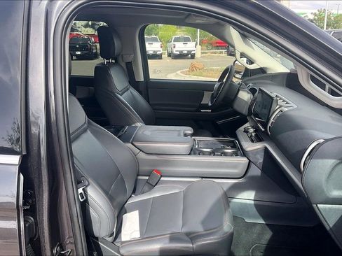 Used 2025 Ford Expedition Active AWD/4WD image 7