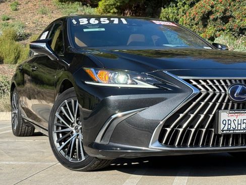 Certified 2022 Lexus ES 300h w/ Premium Package image 7