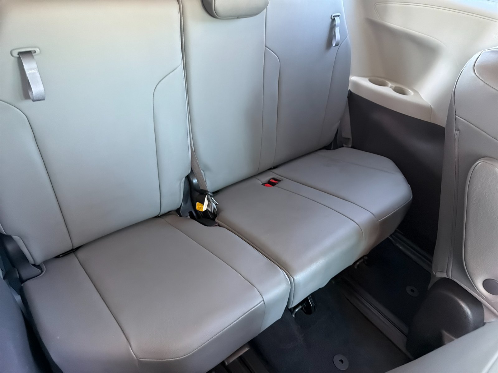 Used 2022 Toyota Sienna XLE FWD image 18