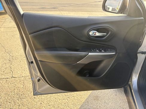 Used 2019 Jeep Cherokee Latitude w/ Cold Weather Group image 30