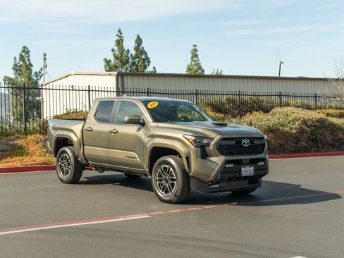 Certified 2025 Toyota Tacoma TRD Sport AWD/4WD image 3
